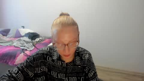 lucky_licky20 online show from December 11, 3:56 am
