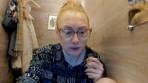 lucky_licky20 online show from December 15, 4:07 am