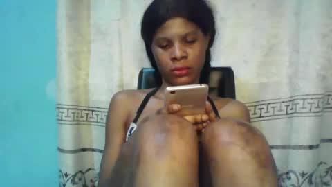 Snapshot of luckymadequeen chatting on February 5, 4:06 am Gloria online show from February 5, 4:06 am