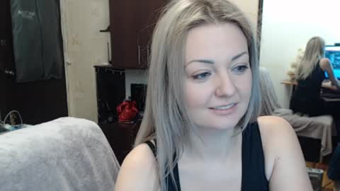 Snapshot of luckyshotgirl chatting on December 14, 5:03 pm LuckyShot online show from December 14, 5:03 pm