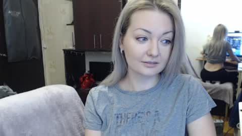 Snapshot of luckyshotgirl chatting on December 14, 9:51 am LuckyShot online show from December 14, 9:51 am