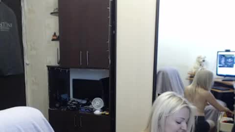 Snapshot of luckyshotgirl chatting on September 14, 3:13 pm LuckyShot online show from September 14, 3:13 pm