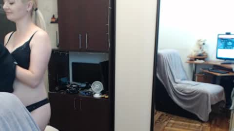 Snapshot of luckyshotgirl chatting on September 15, 5:03 pm LuckyShot online show from September 15, 5:03 pm