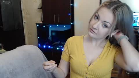 Snapshot of luckyshotgirl chatting on December 17, 4:53 pm LuckyShot online show from December 17, 4:53 pm