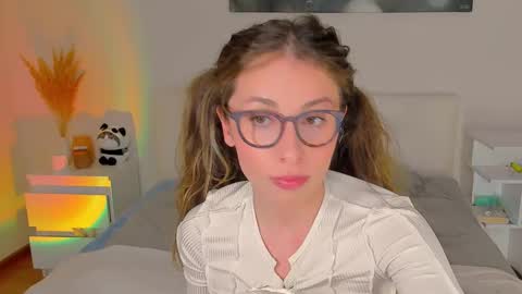 Snapshot of lucy__ray chatting on December 18, 6:35 pm lucy__ray online show from December 18, 6:35 pm