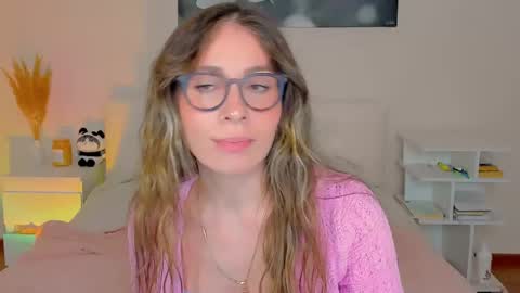 Snapshot of lucy__ray chatting on December 8, 6:17 pm lucy__ray online show from December 8, 6:17 pm