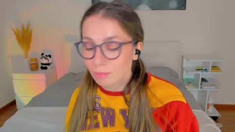 Snapshot of lucy__ray chatting on December 14, 1:05 pm lucy__ray online show from December 14, 1:05 pm