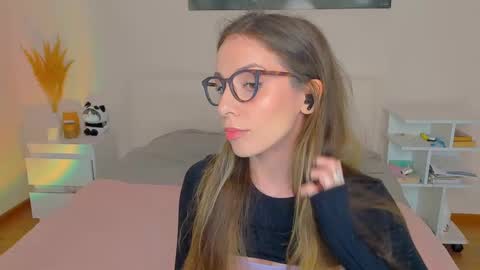 Snapshot of lucy__ray chatting on December 23, 3:33 pm lucy__ray online show from December 23, 3:33 pm