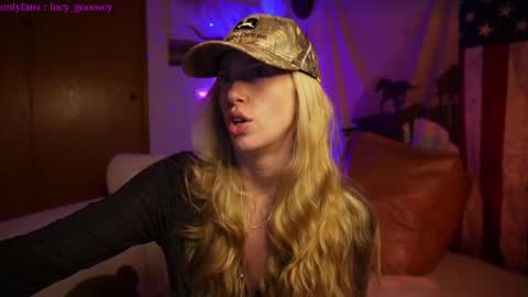 Snapshot of lucy_gooosey chatting on February 8, 7:15 am Lucy. online show from February 8, 7:15 am