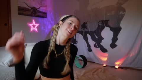 Snapshot of lucy_gooosey chatting on March 9, 1:14 am Lucy. online show from March 9, 1:14 am