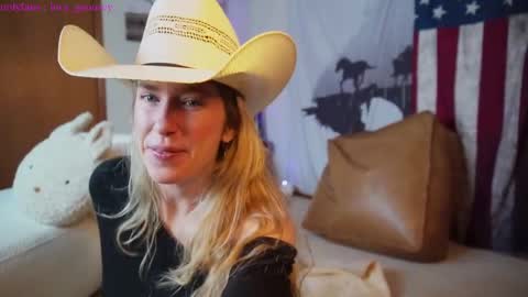 Snapshot of lucy_gooosey chatting on February 8, 9:36 pm Lucy. online show from February 8, 9:36 pm
