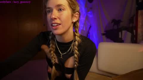Snapshot of lucy_gooosey chatting on February 6, 5:25 am Lucy. online show from February 6, 5:25 am