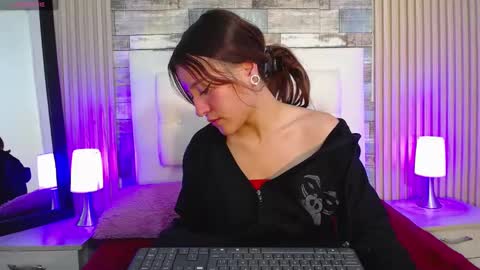 lucy_hs online show from January 31, 9:48 am