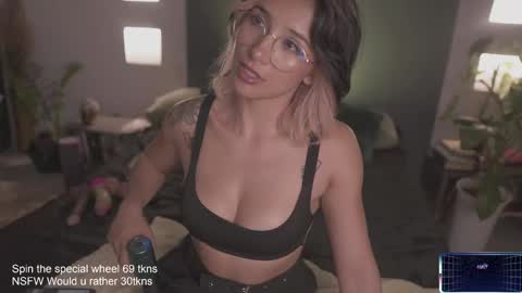 Snapshot of lucyallenx chatting on February 22, 5:02 am Lucy Alien online show from February 22, 5:02 am