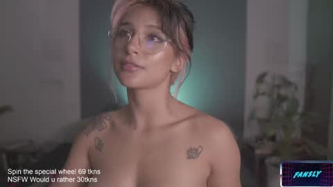 Snapshot of lucyallenx chatting on February 25, 1:52 am Lucy Alien online show from February 25, 1:52 am