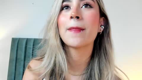 LucyJhonsonn online show from December 19, 1:18 am