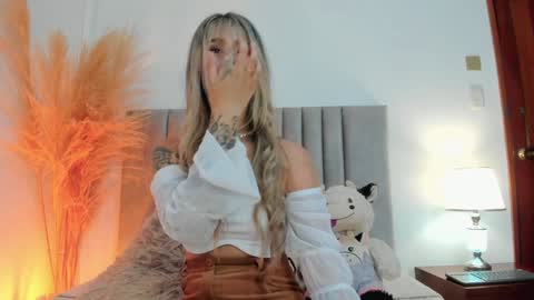LucyJhonsonn online show from January 18, 11:55 pm