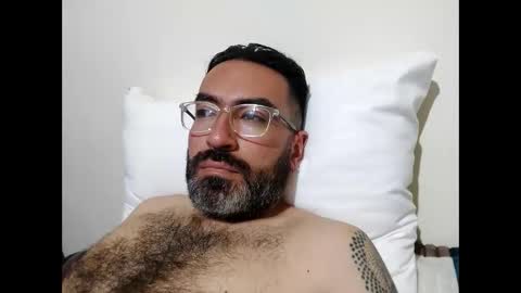 Snapshot of luis2988z chatting on December 29, 3:00 am Hairyman online show from December 29, 3:00 am