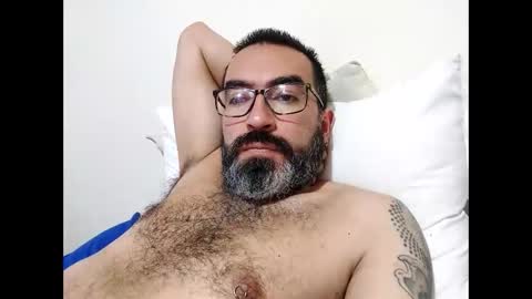 Snapshot of luis2988z chatting on February 23, 11:04 pm Hairyman online show from February 23, 11:04 pm