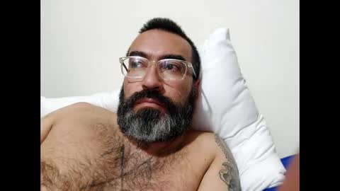 Snapshot of luis2988z chatting on February 4, 3:22 am Hairyman online show from February 4, 3:22 am