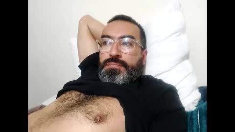 Snapshot of luis2988z chatting on February 18, 3:21 am Hairyman online show from February 18, 3:21 am