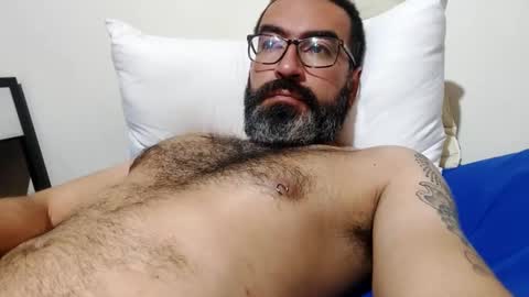 Snapshot of luis2988z chatting on March 2, 4:28 am Hairyman online show from March 2, 4:28 am