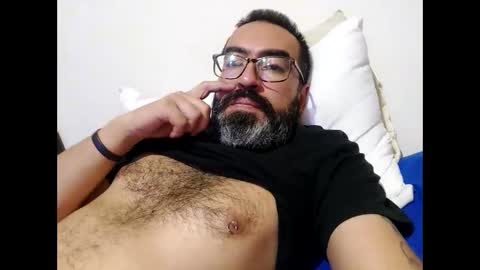 Snapshot of luis2988z chatting on March 2, 1:26 am Hairyman online show from March 2, 1:26 am