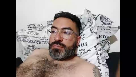 Snapshot of luis2988z chatting on December 27, 2:47 am Hairyman online show from December 27, 2:47 am