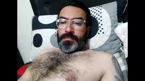 Snapshot of luis2988z chatting on December 18, 3:58 am Hairyman online show from December 18, 3:58 am