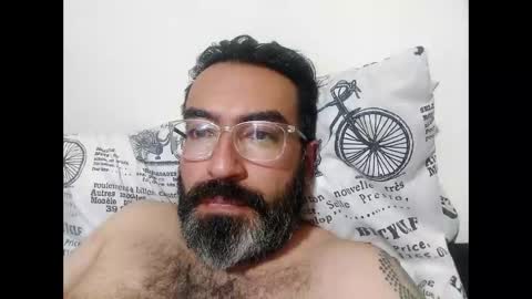 Snapshot of luis2988z chatting on December 19, 3:40 am Hairyman online show from December 19, 3:40 am