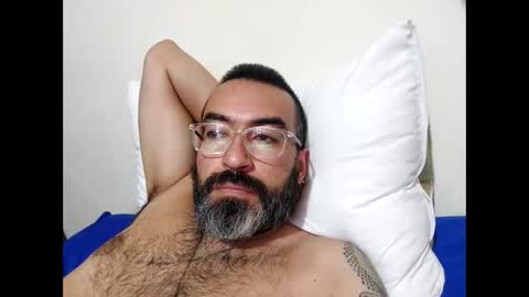 Snapshot of luis2988z chatting on January 26, 3:17 am Hairyman online show from January 26, 3:17 am