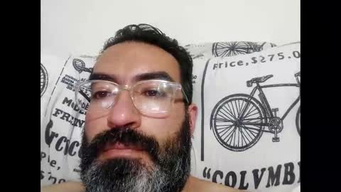 Snapshot of luis2988z chatting on December 24, 8:33 am Hairyman online show from December 24, 8:33 am