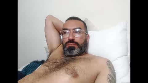 Snapshot of luis2988z chatting on February 10, 2:08 am Hairyman online show from February 10, 2:08 am
