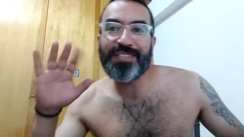 Snapshot of luis2988z chatting on January 31, 2:58 am Hairyman online show from January 31, 2:58 am