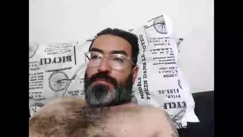 Snapshot of luis2988z chatting on December 21, 3:03 am Hairyman online show from December 21, 3:03 am