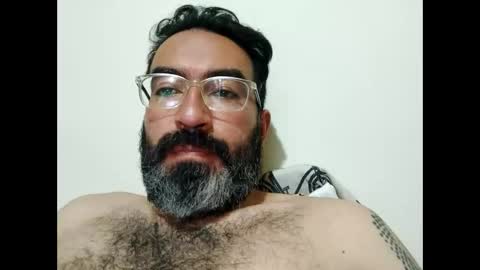 Snapshot of luis2988z chatting on December 23, 1:51 am Hairyman online show from December 23, 1:51 am
