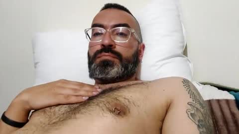 Snapshot of luis2988z chatting on January 11, 4:06 am Hairyman online show from January 11, 4:06 am