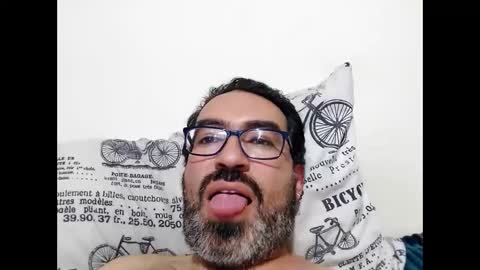 Snapshot of luis2988z chatting on September 18, 3:32 am Hairyman online show from September 18, 3:32 am