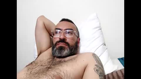Snapshot of luis2988z chatting on January 15, 1:45 am Hairyman online show from January 15, 1:45 am