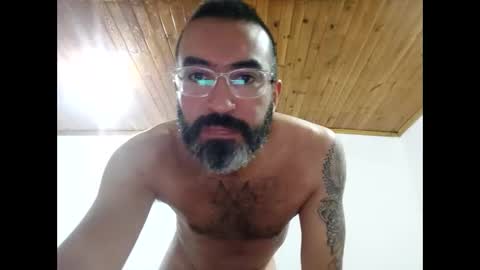 Snapshot of luis2988z chatting on January 25, 3:19 am Hairyman online show from January 25, 3:19 am