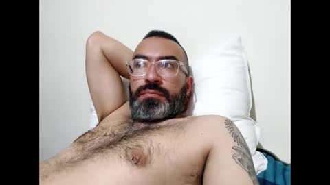 Snapshot of luis2988z chatting on January 14, 12:43 am Hairyman online show from January 14, 12:43 am