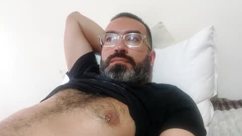 Snapshot of luis2988z chatting on February 9, 10:32 pm Hairyman online show from February 9, 10:32 pm