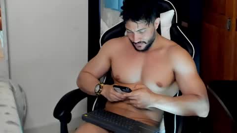 Snapshot of luis_baptista chatting on December 16, 2:36 am luis_baptista online show from December 16, 2:36 am