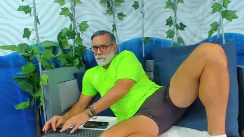Snapshot of lukecrews chatting on February 19, 7:16 pm Luke Crews online show from February 19, 7:16 pm