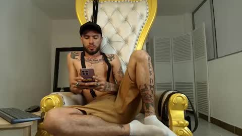 Snapshot of lukesteel__ chatting on October 29, 6:52 pm Luke Steel online show from October 29, 6:52 pm