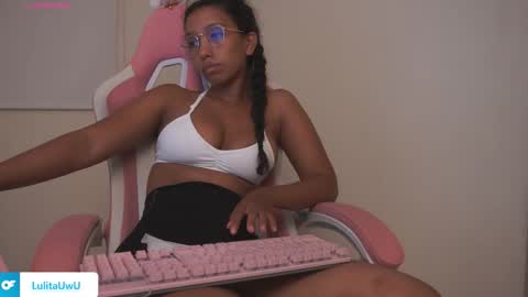 Snapshot of lulitauwu chatting on October 22, 4:04 am lulitauwu online show from October 22, 4:04 am