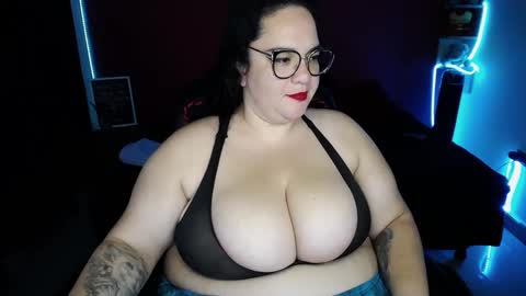 Snapshot of lulubigtitts chatting on January 3, 1:59 am LuluBigTitts online show from January 3, 1:59 am