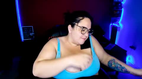 Snapshot of lulubigtitts chatting on January 16, 2:41 am LuluBigTitts online show from January 16, 2:41 am