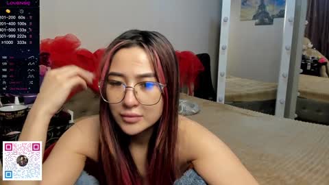 Snapshot of luluu_l chatting on December 8, 3:40 am luluu_l online show from December 8, 3:40 am