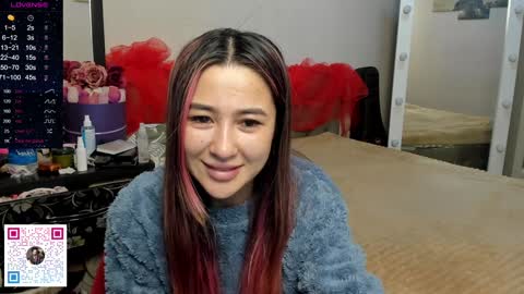Snapshot of luluu_l chatting on December 7, 1:30 am luluu_l online show from December 7, 1:30 am